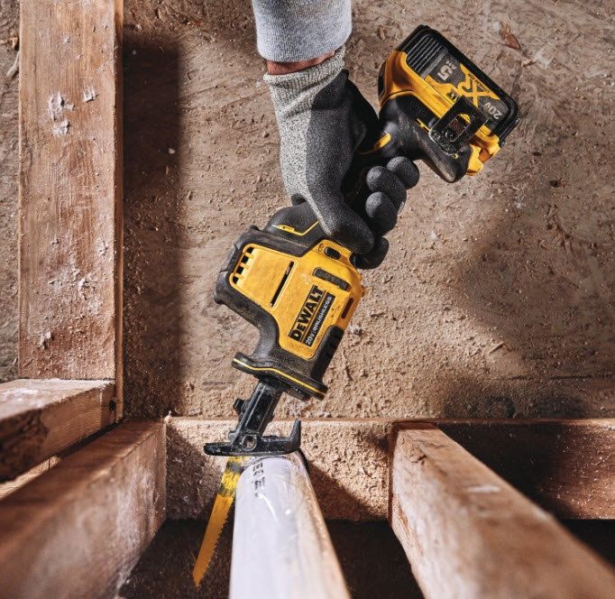 Сабельная пила DeWalt DCS369N