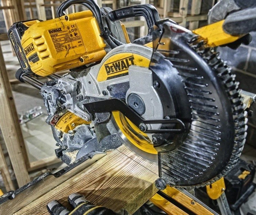 Fierastrău pentru taieri inclina DeWalt DCS727N (DCS727N-XJ)