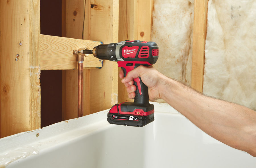 Шуруповерт Milwaukee M18 BDD-202C